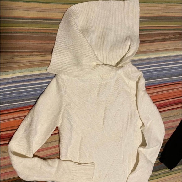 Le Chateau off-white long sleeve split turtleneck , form fitting
- size Xsmall - Picture 2 of 4